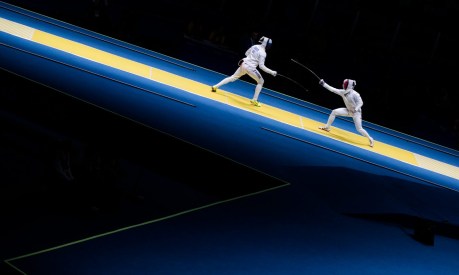 Maxime Brinck-Croteau du Canada affrontant Vadim Anokhin de la Russie à l'épée aux Jeux olympiques de Rio, le 9 août 2016. Photo du COC par Mark Blinch