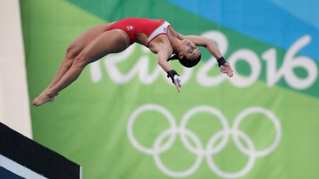 Une plongeuse saute de la tour de 10 m à Rio 2016