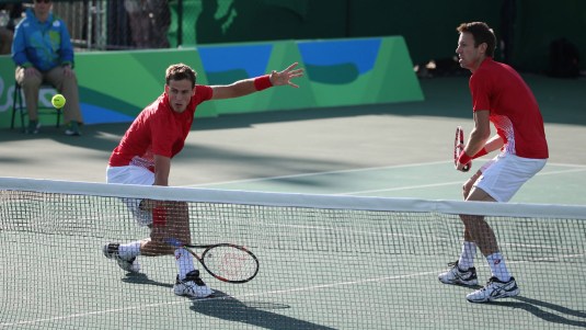 Vasek Pospisil et Daniel Nestor dans leur match de demi-finale contre Rafael Nadal et Marc Lopez aux Jeux olympiques de Rio, le 11 août 2016. Photo du COC/David Jackson