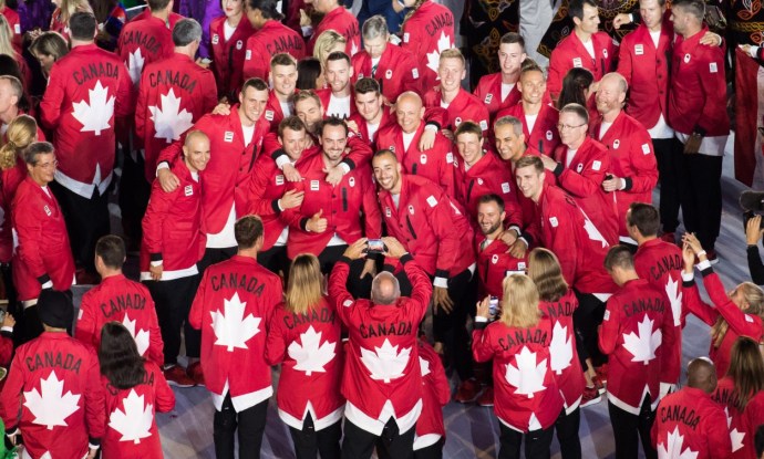 Équipe Canada capture des photos lors de leur entrée dans la cérémonie d'ouverture des Jeux olympiques au Stade Maracana, Rio de Janeiro, Brésil, COC/Mark Blinch