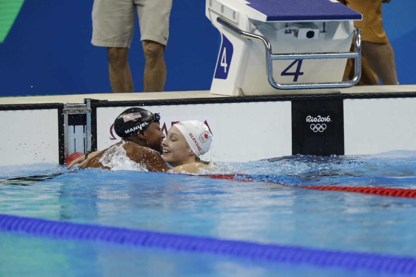 Penny Oleksiak après sa course qui lui a valu la médaille d'or, au 100 m style libre aux Jeux de Rio. 11 août 2016. Photo Jason Ransom/COC