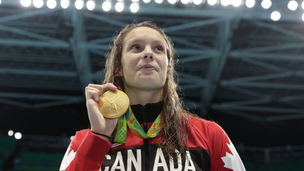 Penny Oleksiak et sa médaille d'or à la suite de la finale du 100 m nage libre, aux Jeux de Rio. 11 août 2016. Photo Jason Ransom/COC