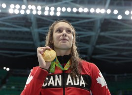 Penny Oleksiak et sa médaille d'or à la suite de la finale du 100 m nage libre, aux Jeux de Rio. 11 août 2016. Photo Jason Ransom/COC