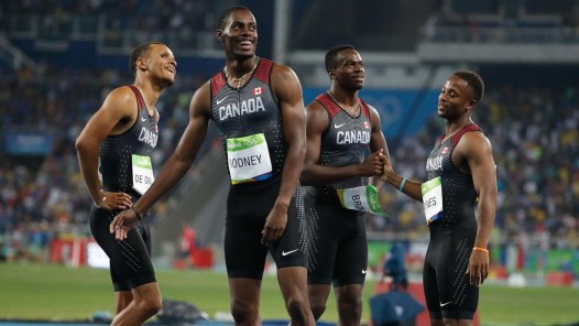 (G-D) Andre De Grasse, Brendon Rodney, Aaron Brown et Akeem Haynes suite à la finale olympique du relais 4x100 m Rio de Janeiro, le 19 août 2016. Le Canada y a gagné le bronze. THE CANADIAN PRESS/Frank Gunn.