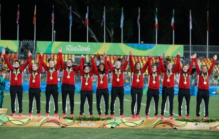 L'équipe canadienne de rugby à sept féminin lors de la cérémonie des médailles des Jeu olympiques de Rio, le 8 août 2016.