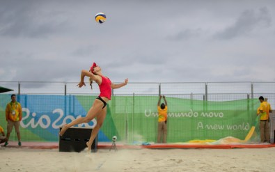 Les joueuses canadiennes de volleyball de plage Heather Bansley (rouge) et Sarah Pavan (noir), lors d’une séance d’entraînement contre un tandem Brésilien aux Jeux olympiques de 2016, à Rio. COC Photo by Jason Ransom