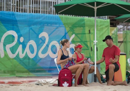 Les joueuses canadiennes de volleyball de plage Heather Bansley (rouge) et Sarah Pavan (noir), lors d’une séance d’entraînement contre un tandem Brésilien aux Jeux olympiques de 2016, à Rio. COC Photo by Jason Ransom