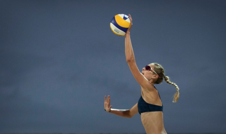 Les joueuses canadiennes de volleyball de plage Heather Bansley (rouge) et Sarah Pavan (noir), lors d’une séance d’entraînement contre un tandem Brésilien aux Jeux olympiques de 2016, à Rio. COC Photo by Jason Ransom