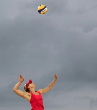 Les joueuses canadiennes de volleyball de plage Heather Bansley (rouge) et Sarah Pavan (noir), lors d’une séance d’entraînement contre un tandem Brésilien aux Jeux olympiques de 2016, à Rio. COC Photo by Jason Ransom