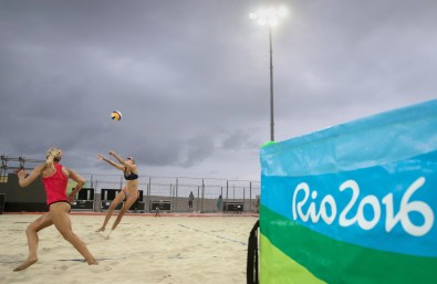 Les joueuses canadiennes de volleyball de plage Heather Bansley (rouge) et Sarah Pavan (noir), lors d’une séance d’entraînement contre un tandem Brésilien aux Jeux olympiques de 2016, à Rio. COC Photo by Jason Ransom