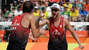Ben Saxton et Chaim Schalk après leur victoire contre les Brésiliens au tournoi olympique sur la plage de Copacabana, Rio 2016.