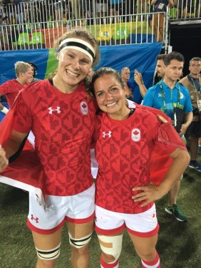 Karen Paquin et Ashley Steacy, de l'équipe canadienne de rugby à sept féminin, ayant remporté la médaille de bronze aux Jeux de Rio.
