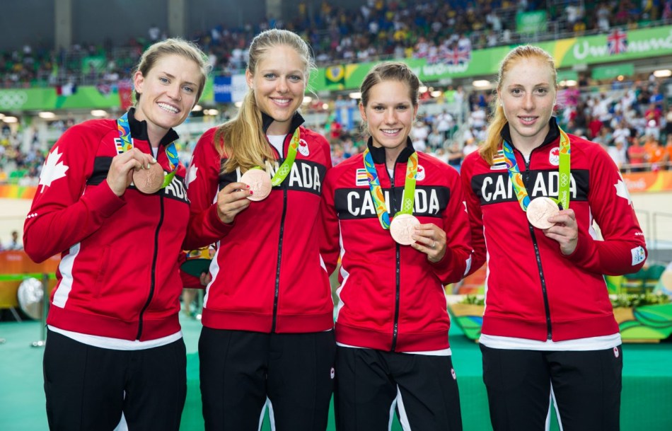 Georgia Simmerling, Kirsty Lay, Jasmin Duehring et Allison Beveridge et leurs médailles de bronze au vélodrome de Rio 2016