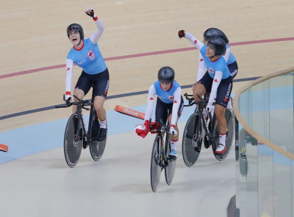 Allison Beveridge, Jasmin Glaesser, Kirsti Lay et Georgia Simmerling célèbrent leur victoire sur la Nouvelle-Zélande pour la médaille de bronze aux Jeux olympiques de Rio, le 13 août 2016. (COC // Mark Blinch)