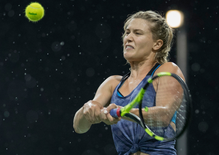 Genie Bouchard pratique sous la pluie avant le début des Jeux olympiques à Rio , de Janeiro au Brésil, mardi le 2 août 2016. Photo du COC par Jason Ransom