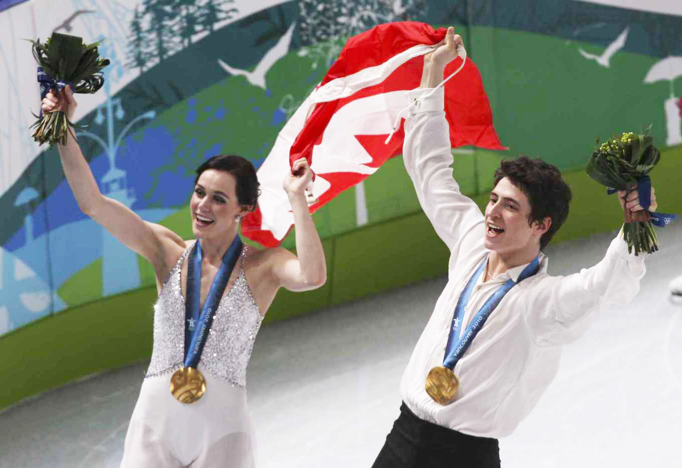 Tessa et Scott soulève le drapeau canadien
