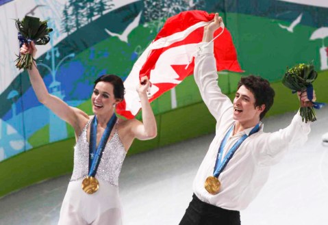 2010 Winter Olympics Tessa et Scott soulève le drapeau canadien