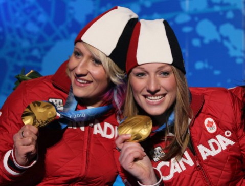 Vancouver Olympics Medals Kaillie Humphries et Heather Moyse célèbrent leur médaille d'or en bobsleigh féminin aux Jeux olympiques de Vancouver, le 25 février 2010. (AP Photo/Ricardo Mazalan)