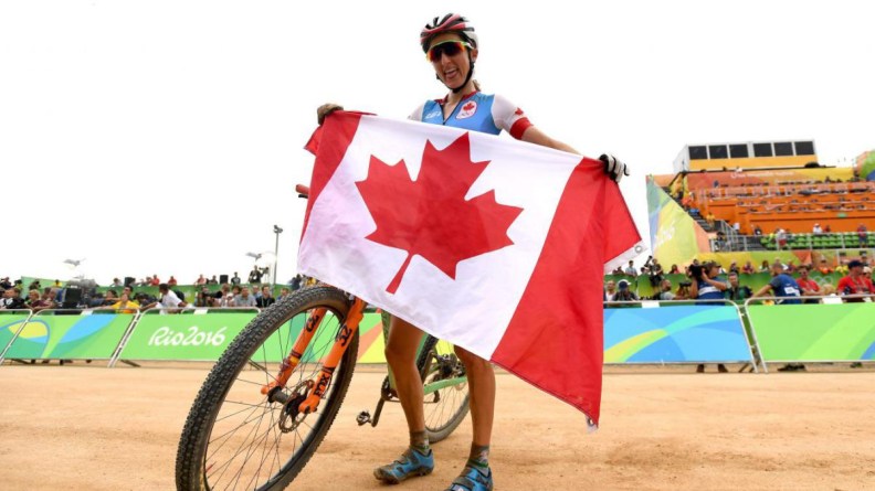 La Canadienne Catharine Pendrel célèbre son premier podium olympique en vélo de montagne samedi le 20 août 2016 à Rio de Janeiro, Brésil. THE CANADIAN PRESS/Sean Kilpatrick
