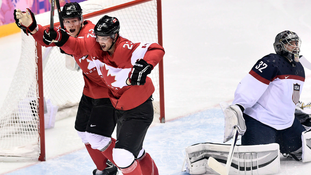 Deux joueurs canadiens bras dessus, bras dessous