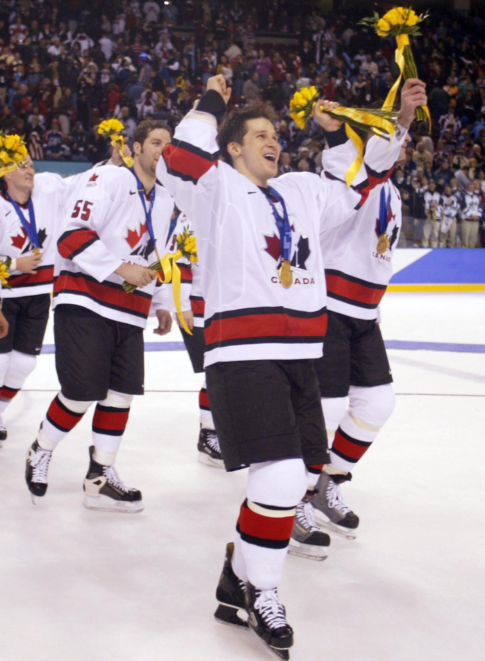 Paul Kariya et d'autres joueurs canadiens célèbrent