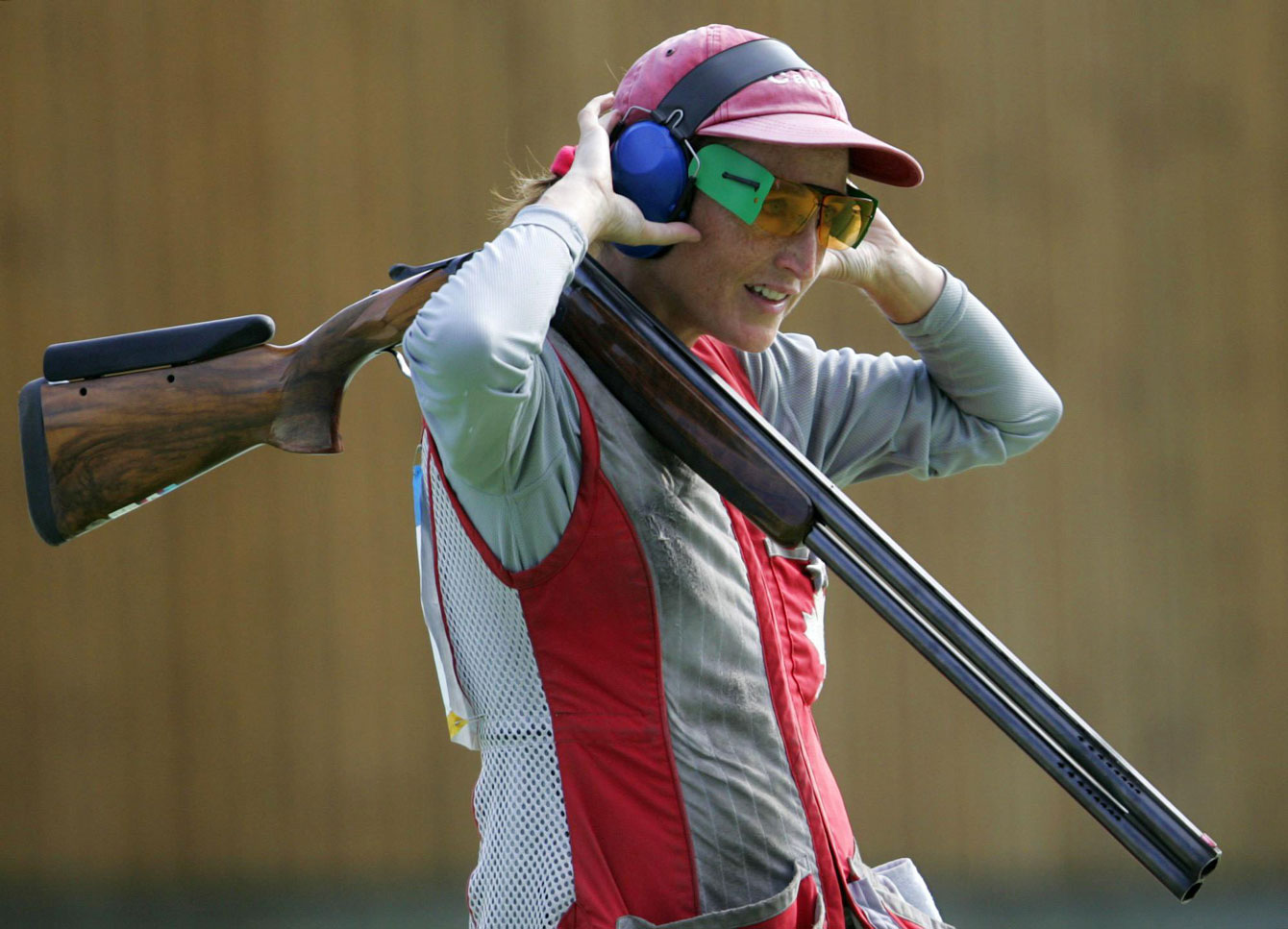 Cynthia Meyer lors de la compétition du tir à la fosse aux Jeux olympiques d'été à Athènes, en Grèce, le lundi 16 août 2004. (CP PHOTO / Adrian Wyld)