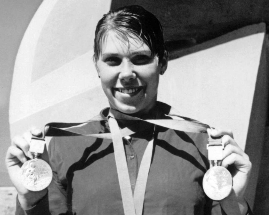 Elaine Tanner avec deux médaille au cou.