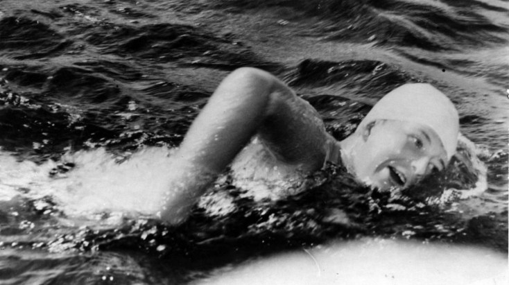 10 septembre 1954 – Marilyn Bell, 16 ans, traverse à la nage les 32 miles du lac Ontario entre Youngstown, N.Y. et Toronto. (AP)