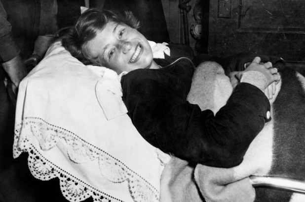 10 septembre 1954 - Marilyn Bell affiche le sourire de la victoire après sa traversée du lac Ontario. (PC)