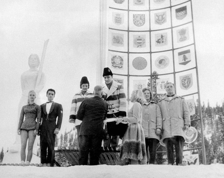 Barbara Wagner et Robert Paul (centre) célèbrent leur médaille d'or aux Jeux d'hiver de Squaw Valley de 1960. (Photo PC/AOC)