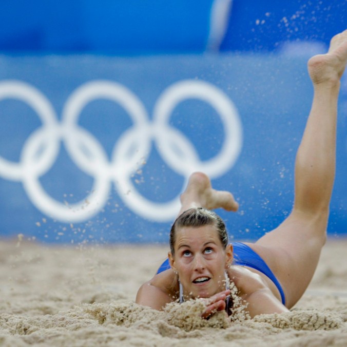 L'Allemande Sara Goller plonge pour effectuer un coup contre l'Afrique du Sud lors d'un match de volleyball de plage au Parc Chaoyang aux Jeux olympiques de Beijing, le dimanche 10 août 2008. (AP Photo / Natacha Pisarenko)
