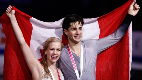 Andrew Poje et sa partenaire Kaitlyn Weaver célèbre leur podium en danse au Grand Prix de Barcelone en 2015.