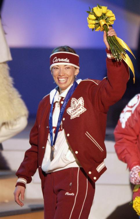 Beckie Scott salue la foule après avoir remporté le bronze. (AP Photo/Darron Cummings)