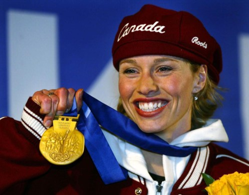 La médaillée d'or du Canada à l'épreuve du 500 mètres de patinage de vitesse longue piste, Catriona Le May Doan, salue la foule après avoir reçu sa médaille d'or le vendredi 15 février 2002, aux Jeux olympiques d'hiver de Salt Lake City. (Photo PC/AOC)