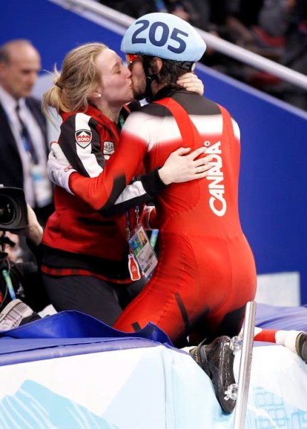 Charles Hamelin célèbre sa médaille d'or au 500 m des Jeux de Vancouver en embrassant sa copine Marianne St-Gelais. (PC/Paul Chiasson)