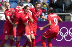 L'équipe féminine de soccer célèbre après le but gagnant de Diana Matheson. (PC/Frank Gunn)