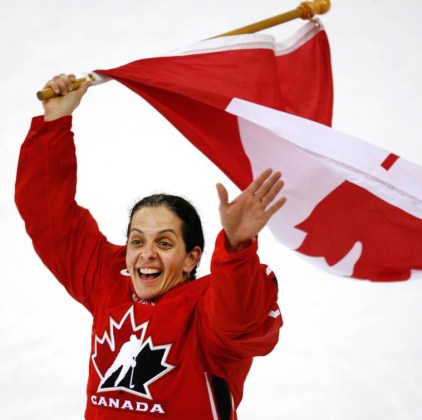 Danielle Goyette célèbre la deuxième médaille d'or consécutive du Canada en hockey féminin. (CP PHOTO/Paul Chiasson)