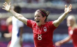 Diana Matheson célèbre son but gagnant contre le France aux Jeux de Londres. (PC/Mike Ridewood)
