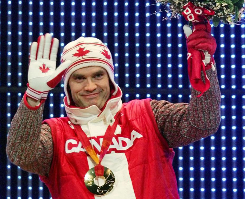 Duff Gibson célèbre sa médaille d'or en skeleton à Turin. (AP Photo/Greg Baker)