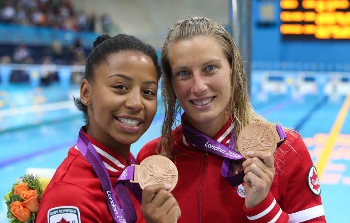 Deux plongeuses posent avec leurs médailles de bronze.
