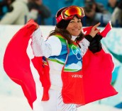 Maelle Ricker célèbre sa médaille d'or en snowboard cross aux Jeux de Vancouver.