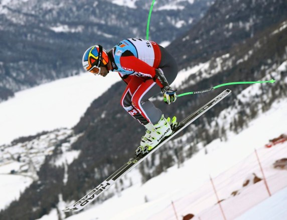 Manuel Osborne-Paradis se retrouve dans les airs lors du super-G à St-Moritz en 2017. (AP Photo/Alessandro Trovati)