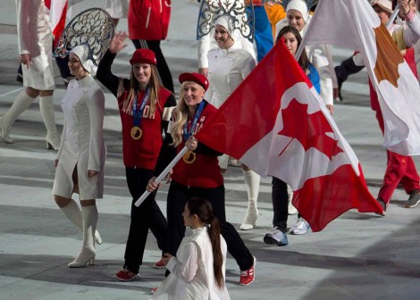 Heather Moyse (gauche) et Kaillie Humphries (droite) ont été choisies pour porter le drapeau lors des cérémonies de clôture des Jeux de Sotchi 2014.