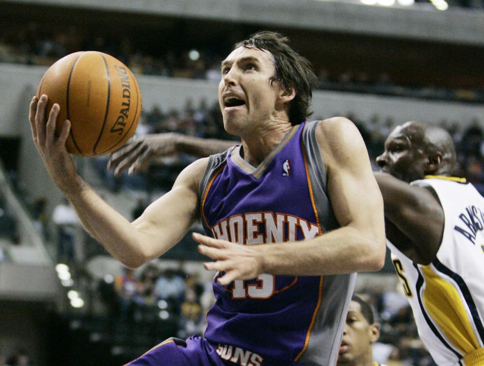 Steve Nash devient seulement le deuxième joueur non-américain à remporté le titre de joueur par excellence. (AP Photo/Darron Cummings)