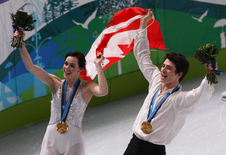 Tessa Virtue et Scott Moir font un tour de victoire avec leur médaille d'or aux Jeux de Vancouver. (PC/Mike Ridewood)