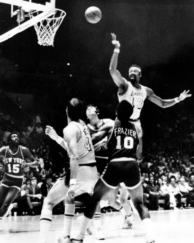 Wilt Chamberlain effectue un panier contre les Knicks de New York dans un match de basketball des finales de la NBA à Los Angeles en 1972. (AP Photo / File)