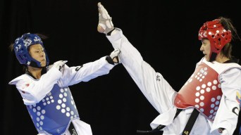 Deux athlètes de taekwondo en combat