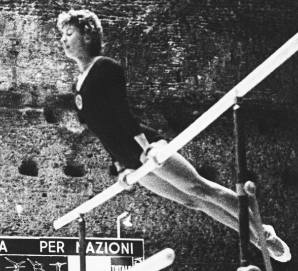London Olympics Latynina Phelps Sur cette photo du 8 septembre 1960, Larisa Latynina de l'Union soviétique participe aux Jeux olympiques d'été de 1960 à Rome. Elle a remporté la médaille d'or dans l'épreuve de gymnastique individuelle. (Photo AP)