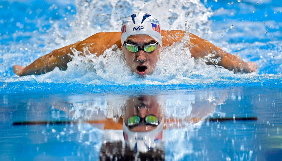 Michael Phelps Michael Phelps nage lors de la finale masculine au 100 mètres papillons lors des essais américains de natation pour les Jeux olympiques de Rio, le 2 juillet 2016, à Omaha, Neb. (AP Photo / Mark J. Terrill)