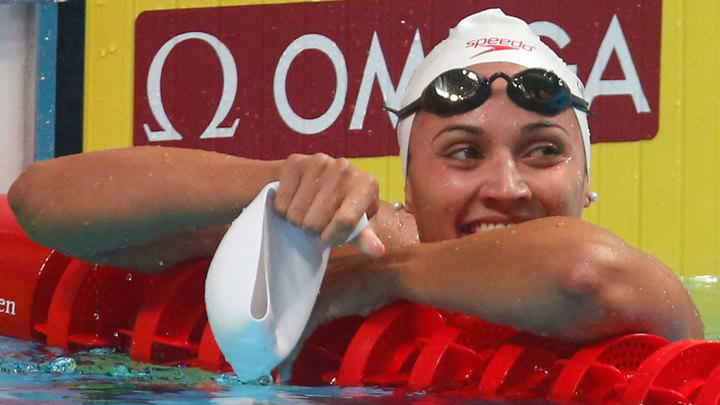 Kylie Masse, souriante, dans la piscine